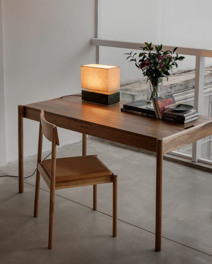 Mesa e cadeira de madeira desenvolvidas pela Elementar