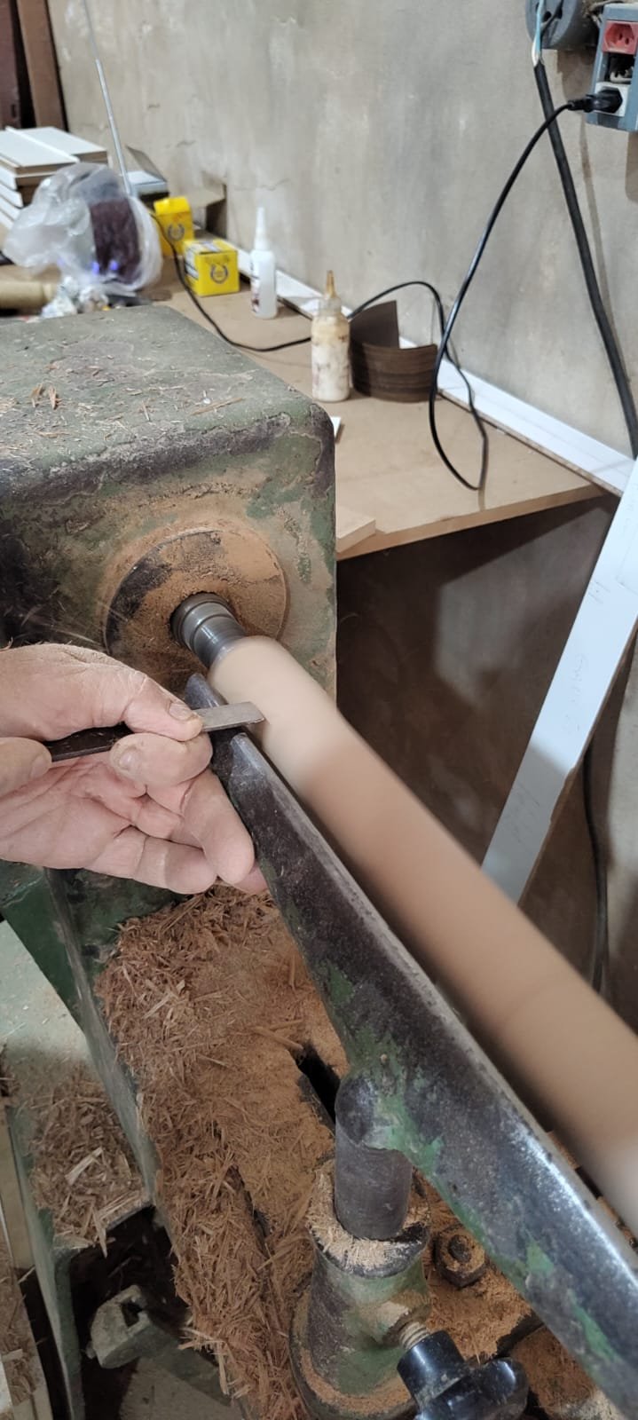 Torneamento de peça em madeira na bancada da Elementar